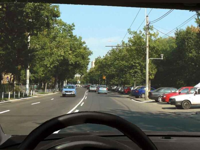 Vă este permisă trecerea peste marcajul longitudinal din imagine
